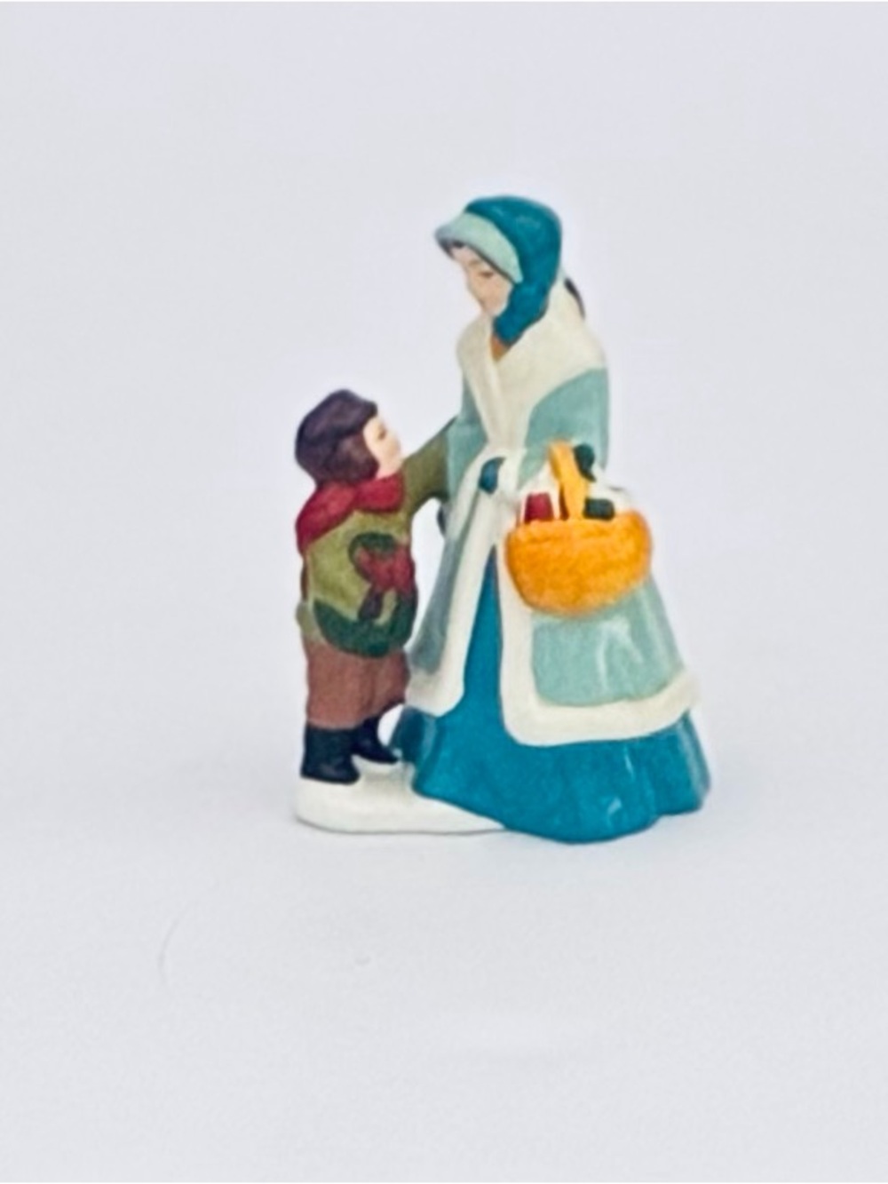 Vintage Avon McConnell’s Corners Town Shoppers Ceramic Figurine 1982
